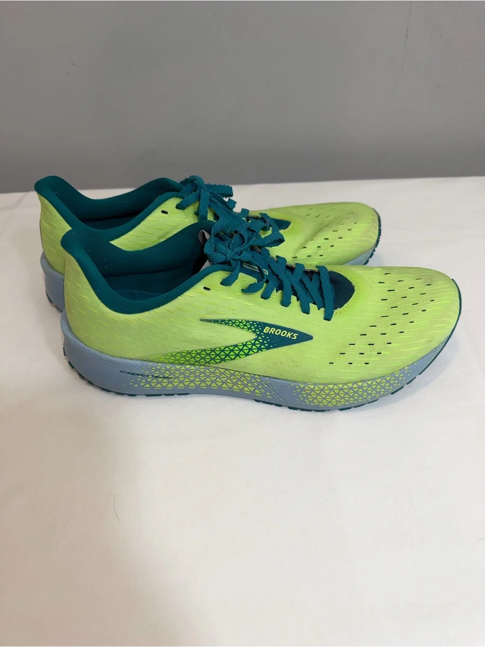 Brooks Hyperion Tempo running shoes in the bright Green/Kayaking/Dusty Blue 11